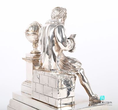 null Sujet en bronze argenté représentant Gallilée assis sur un muret, sur sa gauche...