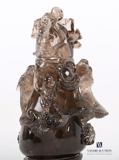 null CHINA

Covered vase decorated with dragon and children. Smoked quartz. On a...