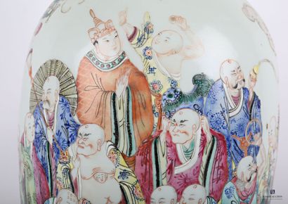 null CHINE - Canton,

Vase en porcelaine de forme balustre à décor aux émaux fencai...