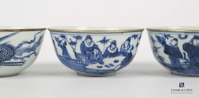 null 
Chine pour le Vietnam, fin XIXe - Quatre bols cerclés de métal en porcelaine...