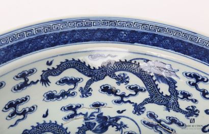 null Chine, fin XIXe

Très important plat rond en porcelaine à décor en camaïeu bleu...