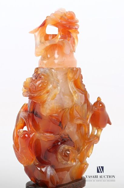 null CHINA

Covered vase with flat body decorated with birds among flowers. Carnelian...