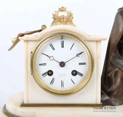 null Pendule en marbre blanc et bronze, le cadran indique les heures en chiffre romain...