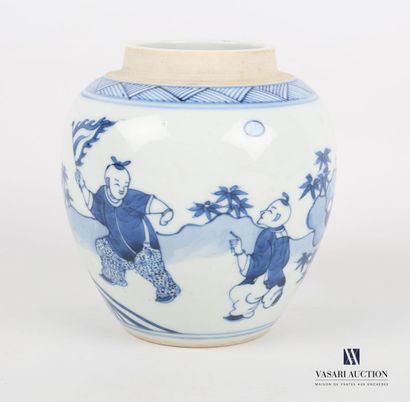 null CHINA

Ginger pot in white/blue porcelain with rotating decoration of characters...