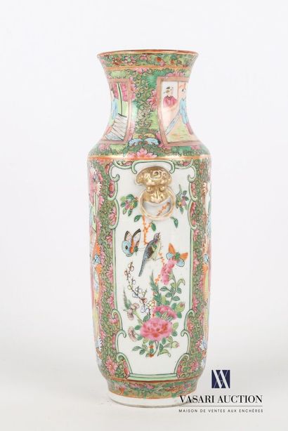 null CHINE - CANTON

Vase en porcelaine de forme balustre à décor polychrome et rehauts...