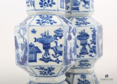 null 
China, Qing Dynasty, Kangxi period (1662-1722) 





Pair of baluster and hexagonal...