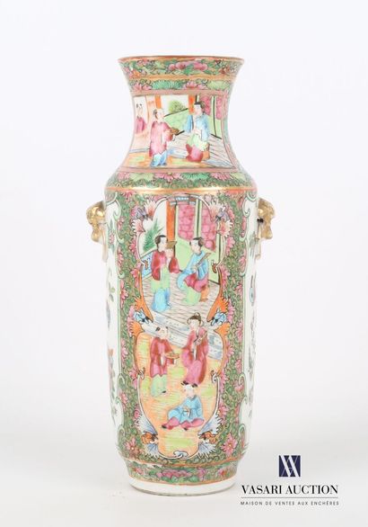 null CHINE - CANTON

Vase en porcelaine de forme balustre à décor polychrome et rehauts...