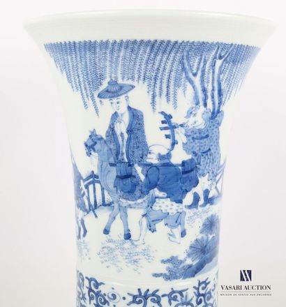 null CHINA

White/blue porcelain horn vase with a three-row rotating decoration of...