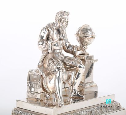 null Sujet en bronze argenté représentant Gallilée assis sur un muret, sur sa gauche...