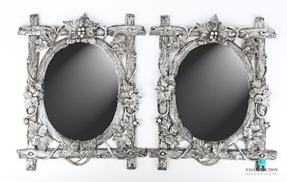 null Paire de miroirs en bronze argenté présentant une glace biseauté à vue ovale,...
