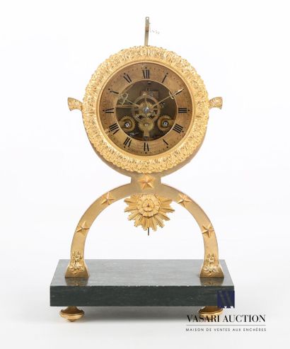 null Pendule squelette en bronze doré, elle indique les heures en chiffres romains,...