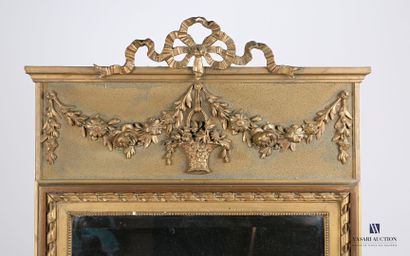null Natural wood and stucco molded and carved mirror, the mirror of rectangular...
