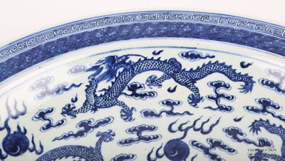 null Chine, fin XIXe

Très important plat rond en porcelaine à décor en camaïeu bleu...