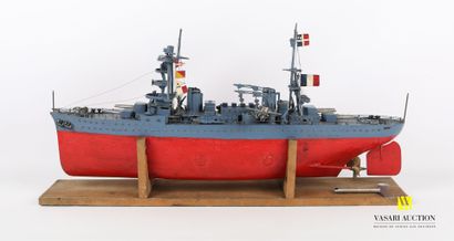 null Model of the FOCH cruiser in painted metal, wind-up mechanism. With a key and...