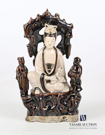 null CHINE

Statuette représentant Kwan Yin assis en rajalilasana sur un trône, tenant...