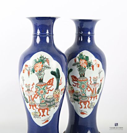 null CHINE

Paire de vase balustre élancés en porcelaine émaillée bleu poudré à décor...
