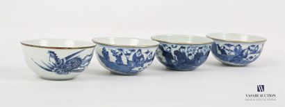 null 
Chine pour le Vietnam, fin XIXe - Quatre bols cerclés de métal en porcelaine...