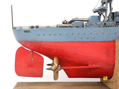 null Maquette du croiseur FOCH en métal peint, mécanisme à remontoir. Avec une clef...