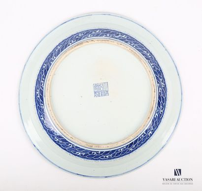 null Chine, fin XIXe

Très important plat rond en porcelaine à décor en camaïeu bleu...