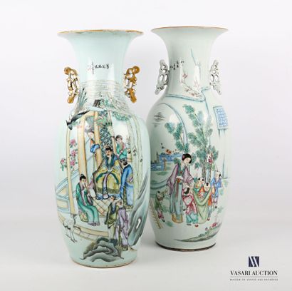 null 
CHINE

Importante paire de vases en porcelaine à décor aux émaux fencai représentant,...