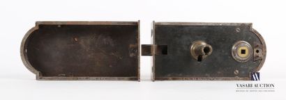 null Serrure de porte en deux parties en bronze et acier, la bordure ourlée d'une...