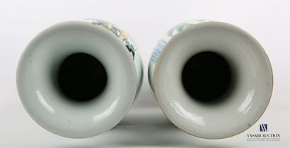 null 
CHINE

Importante paire de vases en porcelaine à décor aux émaux fencai représentant,...