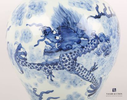 null CHINA

A white/blue porcelain baluster vase with a dragon in a cloudy frame.

20th...