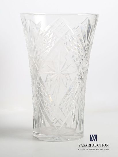 null Vase en cristal légèrement évasé à décor de palmes, pointes de diamant et étoiles....