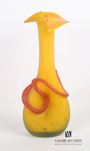 null Vase piriforme en pâte de verre teinté jaune safran, la panse pressée agrémentée...