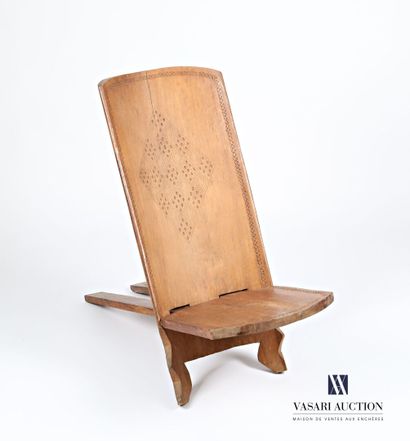 null AFRIQUE

Chaise en bois naturel sculpté en deux pièces imbriquées, le dossier...