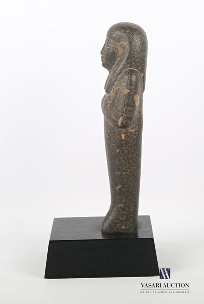 null EGYPTE

Sujet en pierre sculpté représentant un pharaon sur un socle en bois.

Haut....