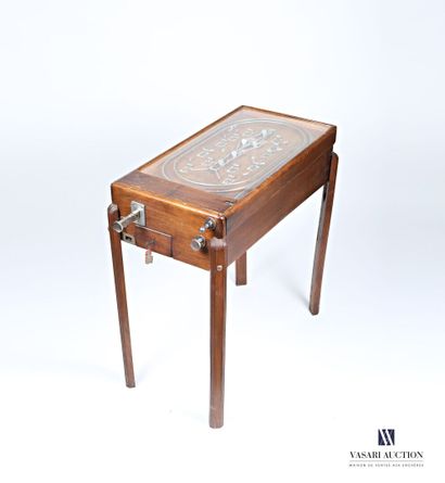 null Game of belote of bistro, piece of furniture out of carved wooden, it rests...