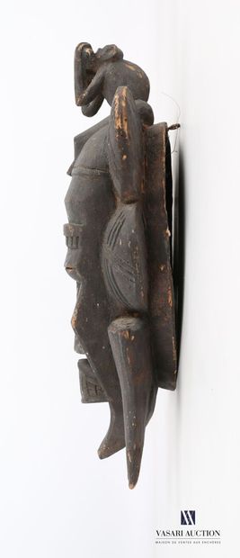 null CÔTE D'IVOIRE

Masque anthropomorphe en bois sculpté coiffé d'un singe assis.

(usures)

Haut....