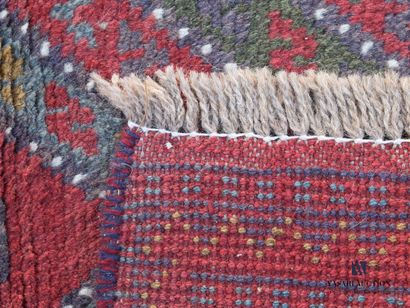 null KORDY

Descente de lit en laine à décor de losanges concentriques sur fond rouge.

85...