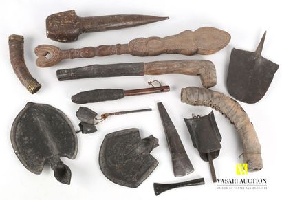null AFRIQUE

Lot d'outils et instruments divers en fer et bois dont pelle, hache,...
