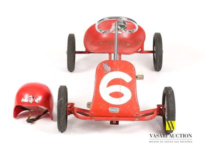 null Pedal car in red lacquered sheet metal

(corrosion, paint chips)

Height : 49...