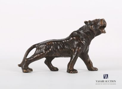 null Sujet en bronze à patine brune figurant un tigre marchant

Haut. : 8 cm - Larg....