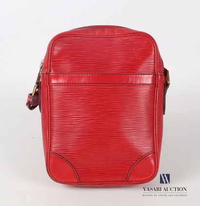 null Sacoche de marque Louis Vuitton modèle Danube en cuir épi rouge. 

Haut. : 24...