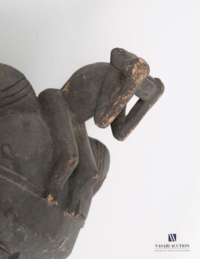 null CÔTE D'IVOIRE

Masque anthropomorphe en bois sculpté coiffé d'un singe assis.

(usures)

Haut....