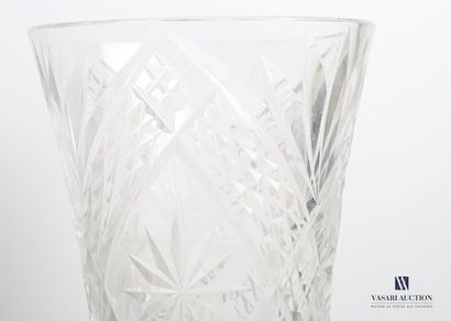 null Vase en cristal légèrement évasé à décor de palmes, pointes de diamant et étoiles....
