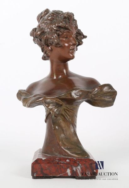 null VAN DER STRAETEN (XIX-XXème siècle)

Buste d'élégante

Bronze à patine brune

Signé...