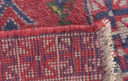 null KORDY

Descente de lit en laine à décor de motifs géométriques sur fond rouge,...