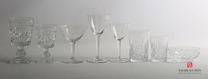 null Lot en cristal et verre comprenant six verres à eau et trois verres à vin à...