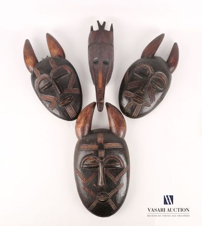 null AFRIQUE

Lot de quatre masques en bois sculpté dont trois cornus de forme ovale...