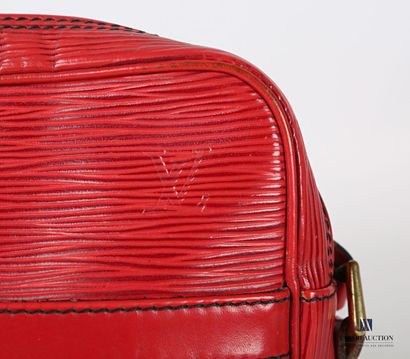 null Sacoche de marque Louis Vuitton modèle Danube en cuir épi rouge. 

Haut. : 24...