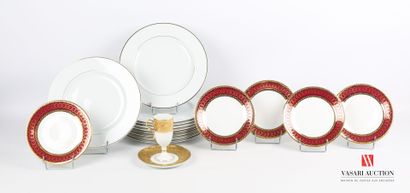 null Lot en porcelaine blanche comprenant dix assiettes de table à décor de filets...