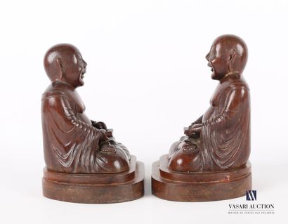 null Paire de sujets en bois sculpté représentant des moines bouddhistes lisant assis...