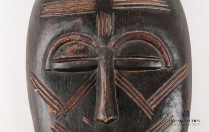 null AFRIQUE

Lot de quatre masques en bois sculpté dont trois cornus de forme ovale...
