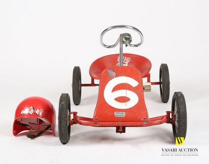 null Pedal car in red lacquered sheet metal

(corrosion, paint chips)

Height : 49...