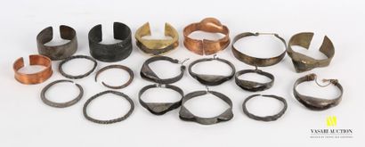 null Lot de dix-huit bracelets d'origine Africaine en cuivre bronze et métal